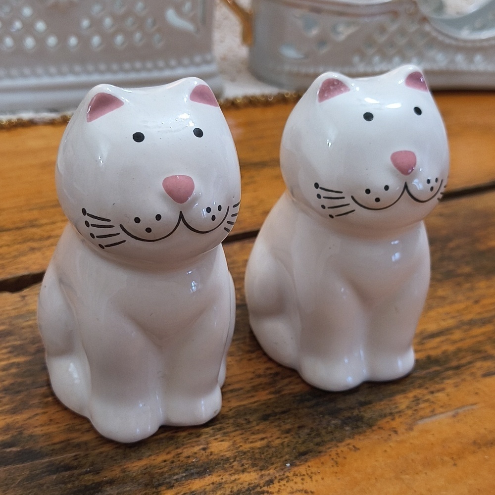 Vintage Ceramic Cat Salt and Pepper Shakers Cottagecore Grandmacore - Picture 3 of 6